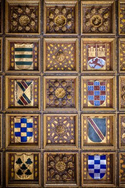 Seville, ahşap tavan kat arması ile La Casa De Pilatos dekore edilmiş. Mudejar İspanyol stilinde değerli bir saray yapıdır. İspanya