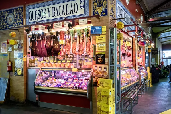 Seville İspanya-Şubat 24, 2018: Triana Pazar sembolik Plaza del Altozano, mahallemize geçidinden Seville Triana Köprüsü aracılığıyla yer alır.