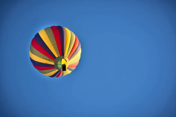 Krásné Horkovzdušný Balón Proti Tmavomodrá Obloha — Stock fotografie