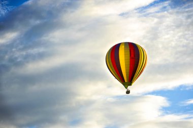 Masmavi bir gökyüzü ve bulutlar karşı güzel sıcak hava balonu.