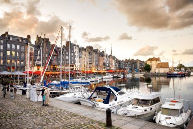 Normandiya Fransa'da Honfleur günbatımı