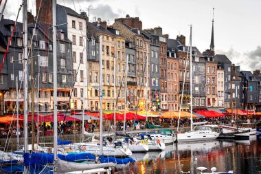 Normandiya Fransa'da Honfleur günbatımı
