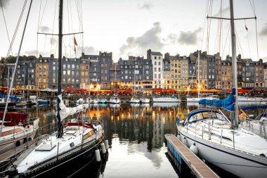 Normandiya Fransa'da Honfleur günbatımı