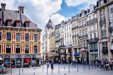 Lille: du genel de Gaulle Meydanı Eski Borsa Fransa'nın Lille kentinde bina önünde yer