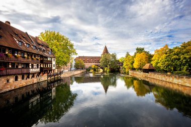 Nürnberg, Pegnitz Nehri üzerinde Schlayer Hallergate köprü. Franconia, Almanya