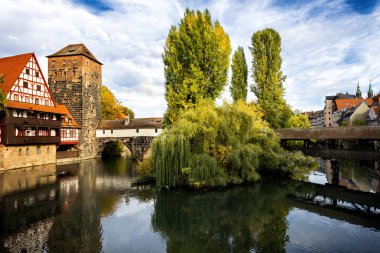 Nürnberg, cellat Köprüsü Pegnitz Nehri. Franconia, Almanya