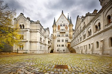 Sonbaharda ünlü Neuschwanstein Şatosu. Bavyera, Almanya.