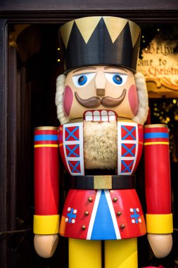 Rothenburg Ob Der Tauber, Almanya. 23 Kasım 2018 - ahşap Noel karakter giriş kapısı Kathe Wohlfahrt Noel Shop Rothenburg Ob Der Tauber yakınındaki