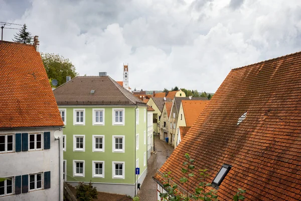 ハールブルク Wornitz 川沿いのロマンチックな道を魅力的な村は 中世のトレリス家屋やバロック様式の切妻の建物の密なネットワークによって特徴付けられます ドイツ バイエルン州 — ストック写真