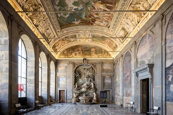 ヘラクレスのロッジアで モザイクと多色の漆喰を作った素朴な噴水 ファルネーゼのいくつかの財産を表されるファルネーゼ宮殿 Caprarola イタリア 2018 — ストック写真