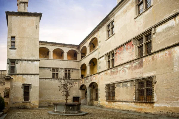 Issogne Castillo Issogne Patio Con Fuente Granada Val Aosta Italia —  Fotos de Stock