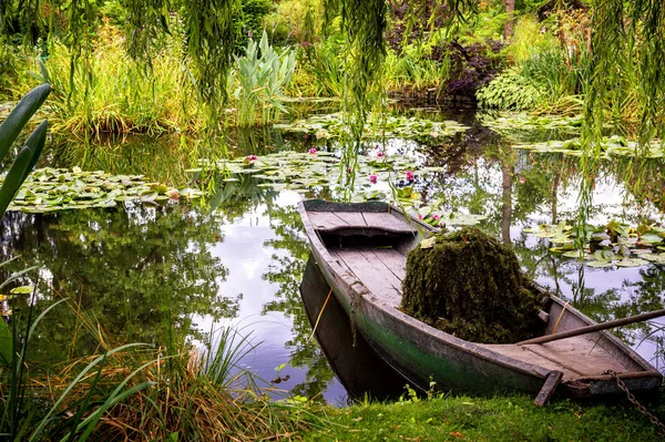 Monet'nin bahçeleri ve nilüferler darbeydi, Normandiya ile göl,