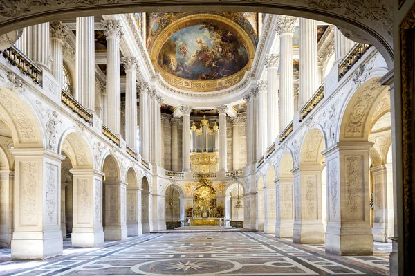 Versailles, Fransa 19 Temmuz 2018: Büyük salon balo salonunda Versailles Sarayı. Versailles Sarayı ve çevresindeki bahçeleri Paris, Fransa, Unesco Dünya Mirası listesinde bulunan.