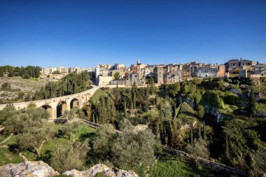 Puglia 'daki Gravina, kanyon boyunca uzanan Roma' nın iki katlı köprüsü. Apulia, Bari, İtalya.
