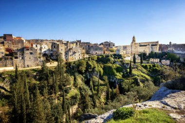 Gravina in Puglia: güzel manzara derin uçurumu ve tarihi kent antik Katedrali, Bari, İtalya
