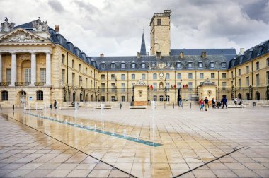 Kurtuluş Meydanı ve Dukes Palace Burgundy (Palais des ducs de Bourgogne) Dijon, Fransa.
