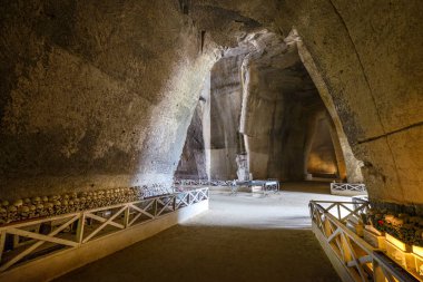 Fontanels mezarlığı, Cimitero delle Napoli Fontanelle belki Napoli şehir en gizemli yerlerden biridir. İtalya