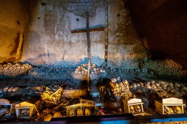 Fontanels mezarlığı, Cimitero delle Napoli Fontanelle belki Napoli şehir en gizemli yerlerden biridir. İtalya