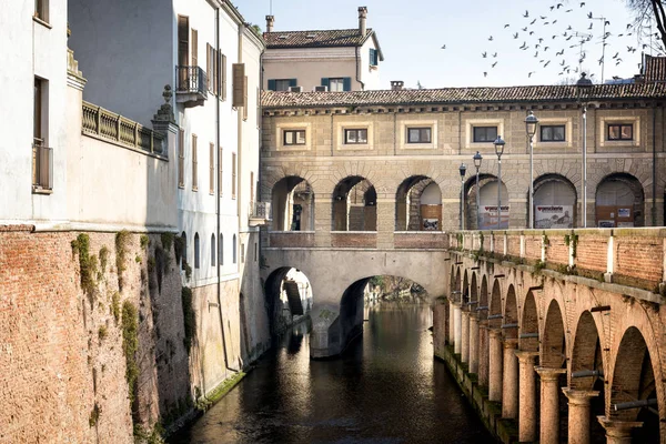 Mantua: La Pescherie di Giulio Romano (o Loggia di Giulio Romano) es un edificio histórico en Mantua (Mantova). Italia —  Fotos de Stock