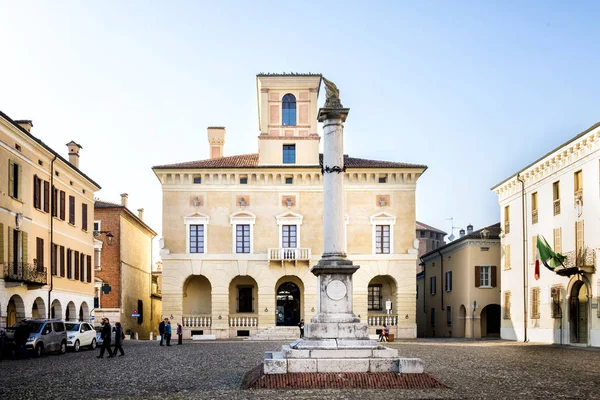Sabbioneta: Sabbioneta, Mantua, Lombardiya bölgesinin en bilinen Ducal Palace. 