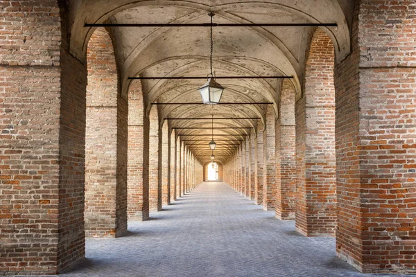 Sabbioneta-kolumnadą znanego jako Galleria lub korytarza Grande. Mantua, Włochy — Zdjęcie stockowe
