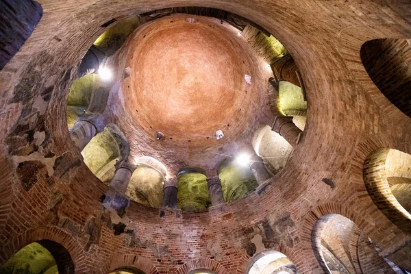 Włochy Mantui - 18 lutego 2019: Wnętrze okrągły Kościół San Lorenzo — Zdjęcie stockowe