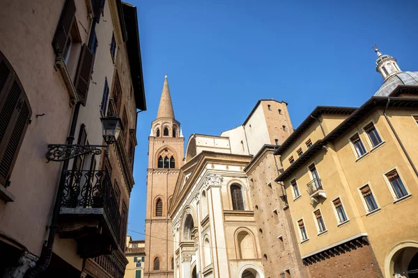 Mantovský: Pohled na náměstí Saint Andrea baziliky a Andrea Mantegna, Itálie. — Stock fotografie