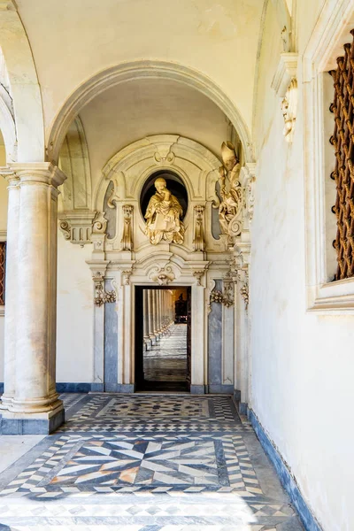 Beautiful cloister of San Martino (Certosa di San Martino or chartreuse of Saint Martin), Naples, Italy — Stock Photo, Image