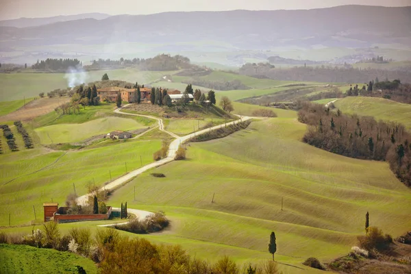 Colina toscana com fileira de ciprestes e fazenda. Paisagem toscana. Itália — Fotografia de Stock