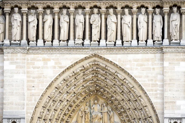 パリ、ノートルダム:王のギャラリーは、ポータルの上に配置され、小さな柱に休む23の三角アーチによって形成されたロッジアで構成されています。それらのそれぞれにユダヤの王の一人を表す彫像があります. — ストック写真