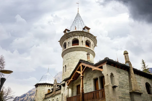 Castillo de Savoia en un día nublado, Gressoney Saint Jean, Aosta, Italia —  Fotos de Stock