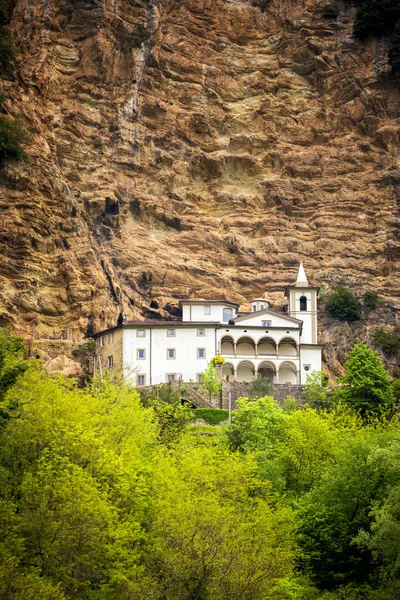 Widok na piękną pustelnię Calomini (Eremo di Calomini), umieszczony w spektakularnej pozycji, u podstawy czystej ściany wapiennej. Vergemoli, Lucca, Garfagnana, Toskania, Włochy — Zdjęcie stockowe