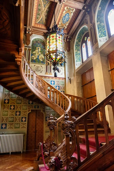 Castillo de Savoia en el interior, la fabulosa escalera de madera. Gressoney Saint Jean, Aosta, Italia —  Fotos de Stock