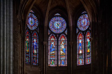 Vitray pencerelerile Notre Dame de Paris katedralinin iç, Fransa. Notre Dame, Paris'in en önemli turistik yerlerinden biridir. Paris'in Gotik simge içinde.