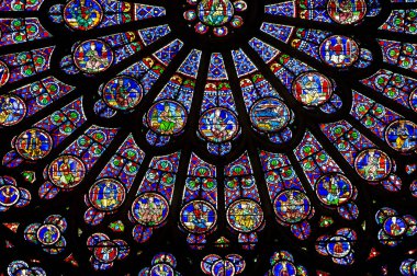 Paris: Notre Dame Katedrali'ndeki Kuzey Gül penceresi 1250'den kalma olup çapı da 12,9 metredir. Ana teması Eski Ahit'tir. Fransa