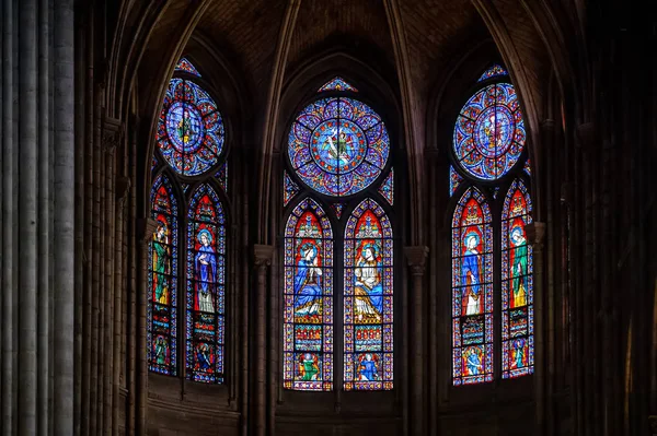巴黎圣母院内部，有彩色玻璃窗，法国。巴黎圣母院是巴黎的顶级旅游景点之一。在巴黎哥特式地标内. — 图库照片