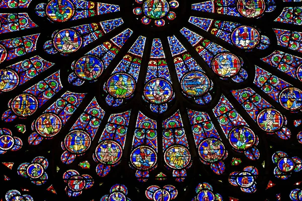 파리: 노트르담 대성당의 노스 로즈 창은 1250년에 지어졌으며 지름은 12.9m입니다. 주요 주제는 구약전서입니다. 프랑스 — 스톡 사진