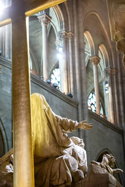Paryż Francja-17 lipca 2018: Wnętrze katedry Notre Dame de Paris z witrażami, Francja. Notre Dame jest jedną z najlepszych atrakcji turystycznych w Paryżu. — Zdjęcie stockowe