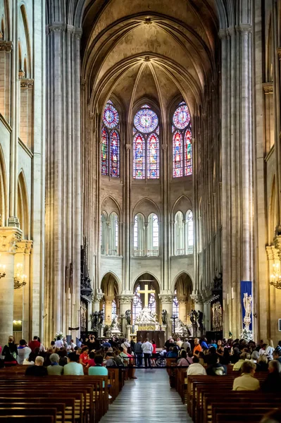 Párizs Franciaország-július 17, 2018: belseje a Notre Dame de Paris katedrális ólomüveg ablakok, Franciaország. Notre Dame egyike a legnépszerűbb turisztikai látványosságok Párizsban. — Stock Fotó