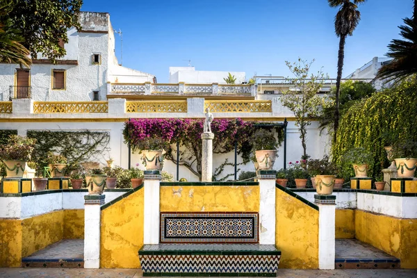 Sevilha, jardim de La Casa De Pilatos. O edifício é um precioso palácio em estilo mudejar espanhol. Espanha — Fotografia de Stock