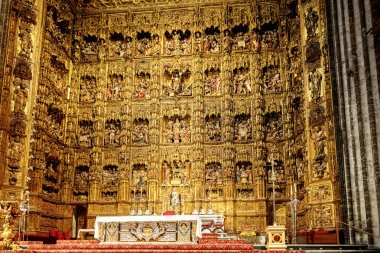 Sevilla, Endülüs, İspanya, 3 Nisan 2018: Sevilla Katedrali'nde altın retablo belediye başkanı.