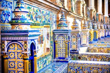 İspanya Meydanı (Plaza de Espana), Seville, İspanya, 1928 yılında inşa edilmiş, Rönesans ve Fas stillerini karıştıran Bölgesel Mimarinin bir örneğidir..