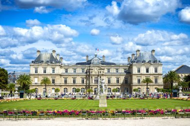 Paris: Lüksemburg Bahçeleri (Jardin du Luxembourg), Paris 'in büyüleyici Rive Gauche 'ında (sol banka) 25 hektarlık bir vahadır. Fransa.