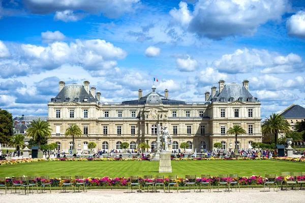 Párizs: a Luxembourg Gardens (Jardin du Luxembourg) a 25 hektáros oázis a lenyűgöző Rive Gauche (bal parton) Párizsban. Franciaország. — Stock Fotó