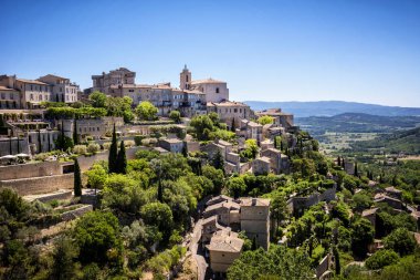 Gordes görünümü, Provence, Fransa küçük bir tipik kasaba. Çatı ve peyzaj manzaralı güzel köy