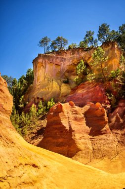 Kırmızı kayalıklarla roussillon (les ocres), provence, Fransa