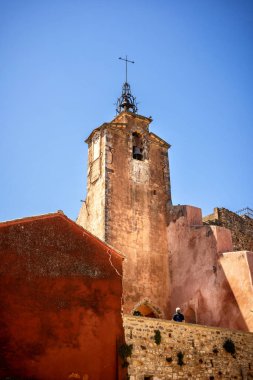 Roussillon: Roussillon güzel Fransız köyünde dar bir sokak, binaların renkli yapılır, yerel olarak mined ochre. Fransa