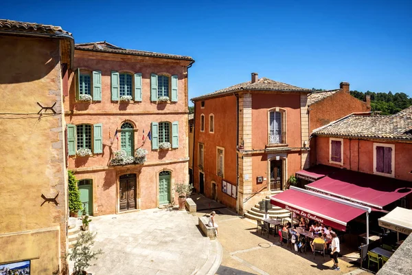 Roussillon, France - 16 juin 2019 : Une rue étroite dans le beau village français de Roussillon, où les bâtiments sont fabriqués avec de l'ocre coloré et extrait localement . — Photo