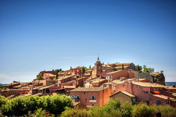 Malá vesnička Roussillon. Krajina s domy v historické okerské vesnici Roussillon, Provence, Luberon, Vaucluse, Francie — Stock fotografie