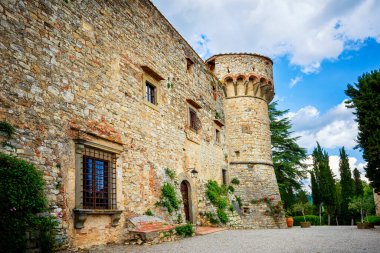 Gaiole, İtalya 'da 24 Mayıs 2020: Chianti' nin kalbindeki güzel ve antik Meleto Kalesi 'nin manzarası. Toskana, İtalya